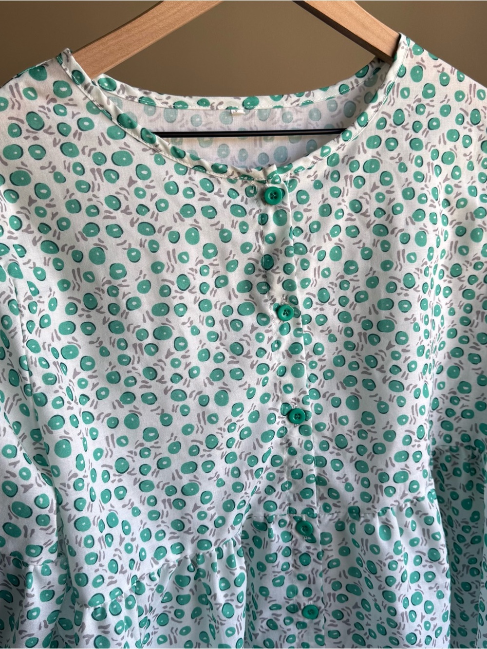 Green and White Floral Button-Front Peplum Blouse - Picture 3 of 4